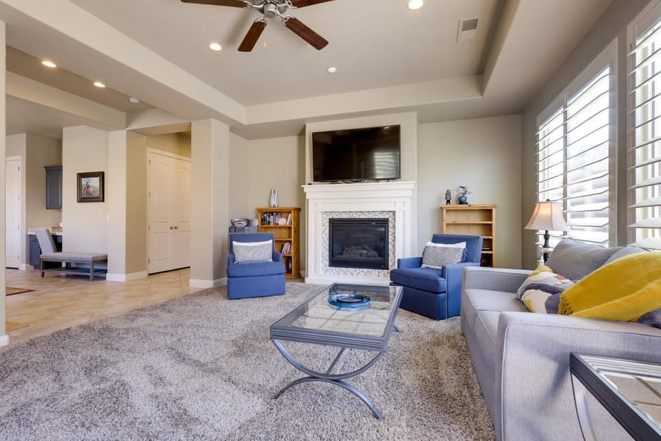 Sleek Home: Patio, Gas Grill & Access to Pool House in Washington