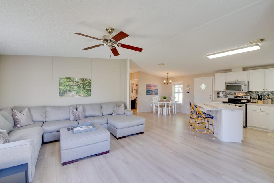 Sebastien Cottage with Screened Porch, 5 Mi to Beach House in Sebastian