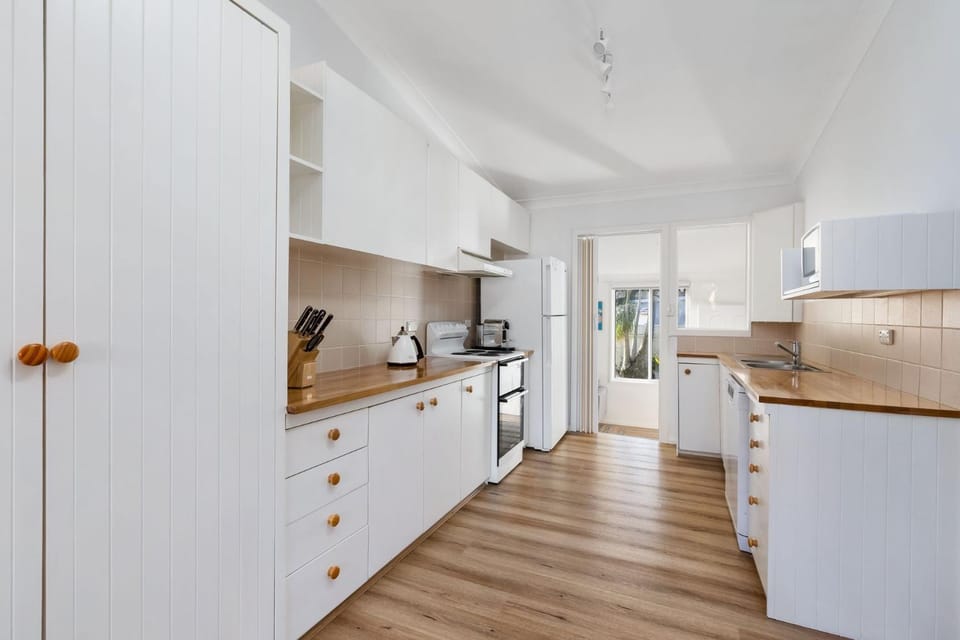 Golden Sands Pet Friendly 2 Mins Walk to Beach House in Culburra Beach