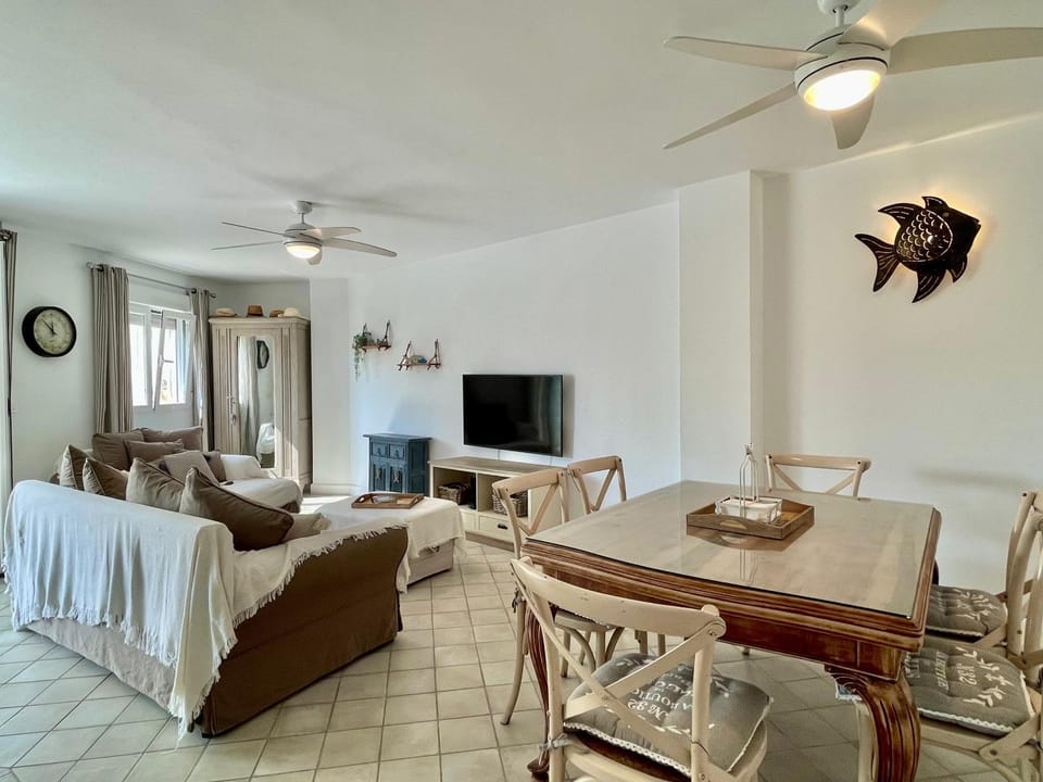 TV and multimedia, Living room, Dining area, Garden view, fireplace