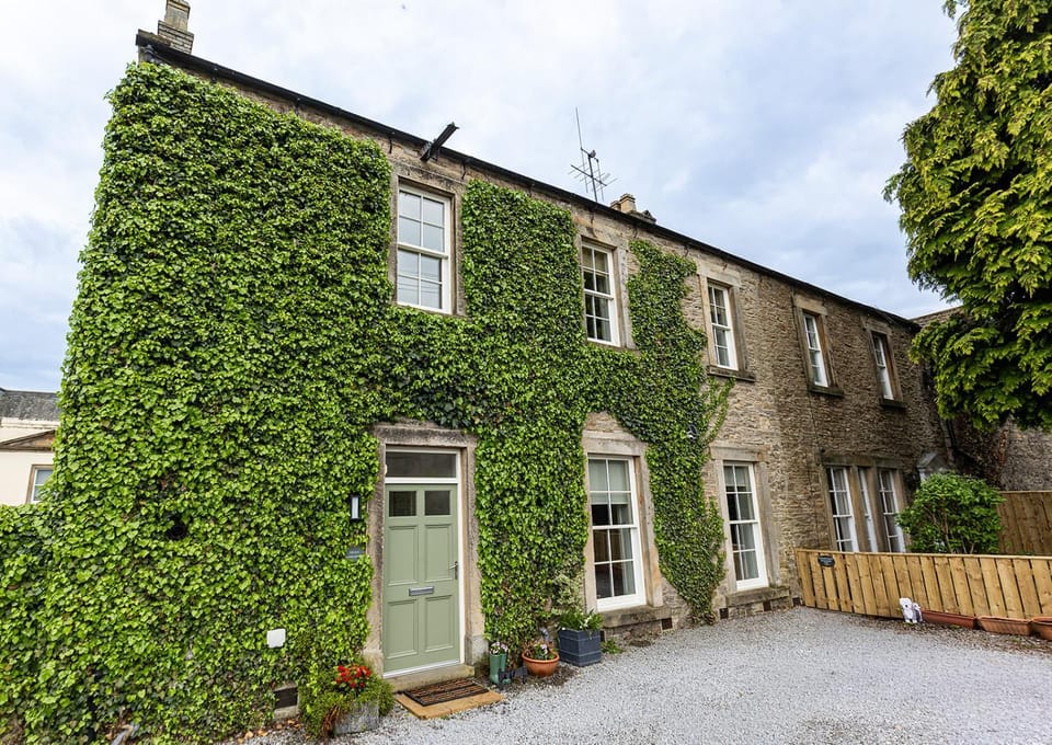 SWALEDALE, OLD SCHOOL ROOMS - Luxury Apartment in Richmond, North Yorkshire Apartment in England
