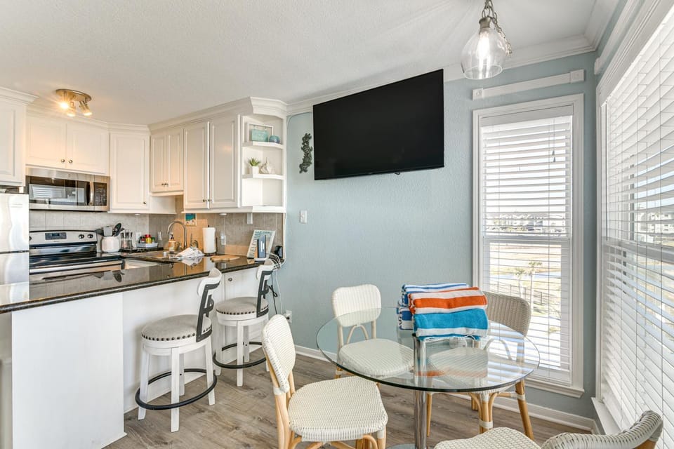 Beachside Condo w/ Pool & Hot Tub in Galveston! House in Galveston Island