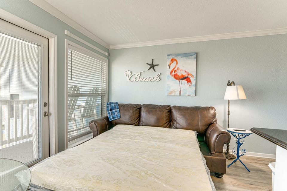 Beachside Condo w/ Pool & Hot Tub in Galveston! House in Galveston Island