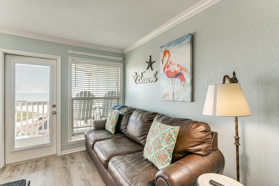 Beachside Condo w/ Pool & Hot Tub in Galveston! House in Galveston Island