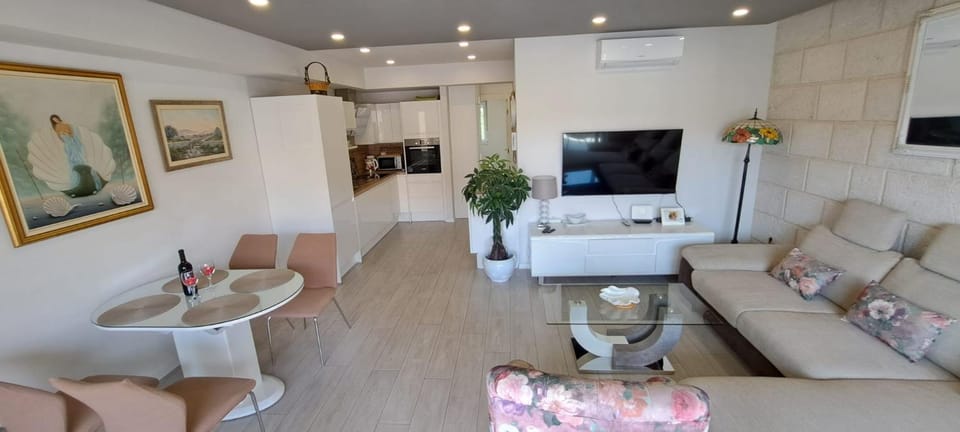 "Modern apartment Matutu" - parking is in the garage Apartment in Makarska