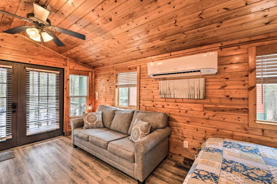 Beautiful New Bern Studio Cabin w/ Fire Pit! Cabin in New Bern