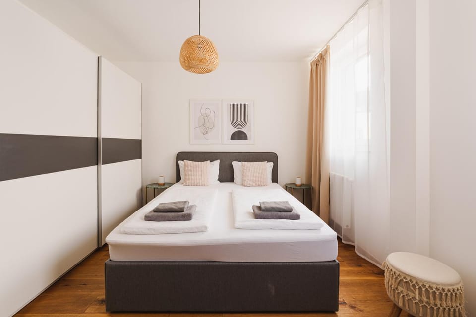 Bed, Bedroom, towels