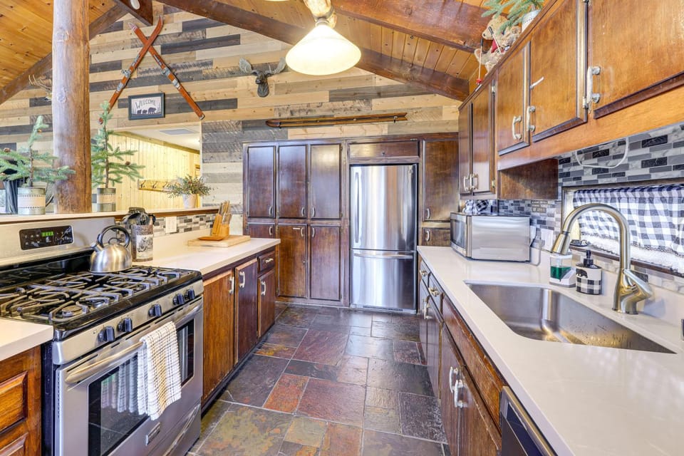 1 Mi to Slopes: Big Bear Lake 'Alpen Haus' w/ Spa House in Big Bear