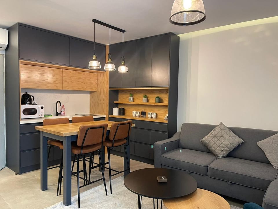 Coffee/tea facilities, Kitchen or kitchenette, Seating area, Dining area, minibar, toaster