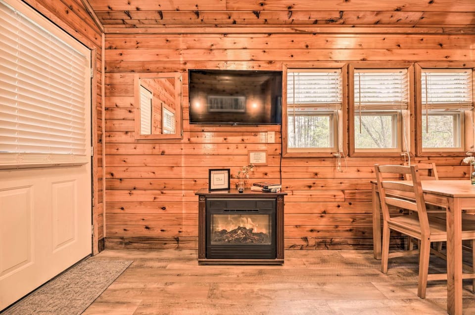 Charming New Bern Log Cabin - Pets Welcome! Cabin in New Bern