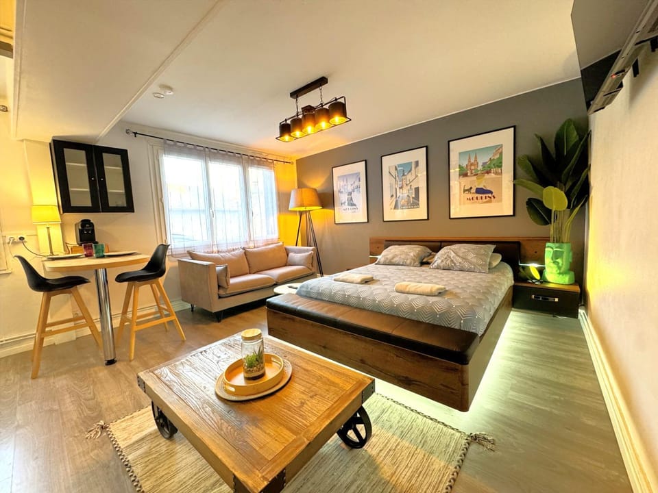 Bed, TV and multimedia, Living room, Photo of the whole room, Seating area, Dining area, Bedroom