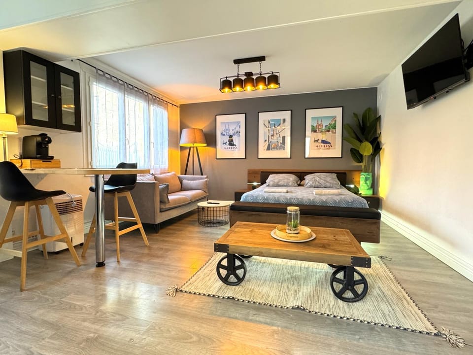 Communal lounge/ TV room, Bed, TV and multimedia, Living room, Photo of the whole room, Seating area, Bedroom
