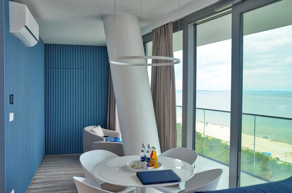 View (from property/room), Balcony/Terrace, Living room, Seating area, Dining area, Sea view