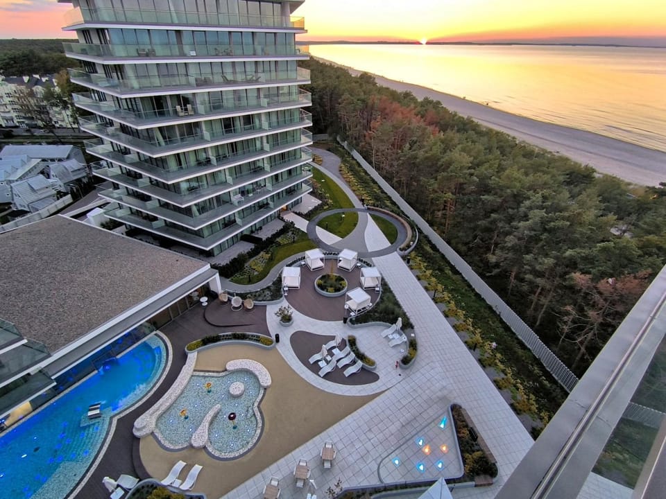 Property building, View (from property/room), Balcony/Terrace, Pool view, Sea view, Swimming pool, sunbed