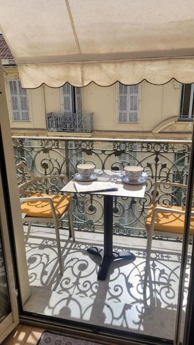 From 1882, romantic flat, in the Golden Square Apartment in Nice