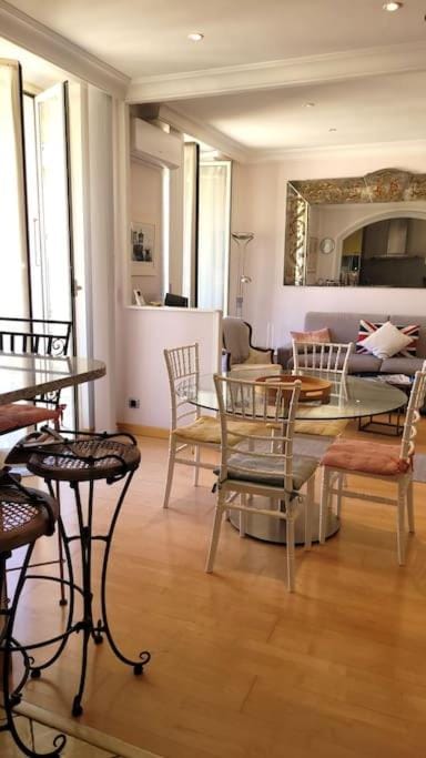 From 1882, romantic flat, in the Golden Square Apartment in Nice