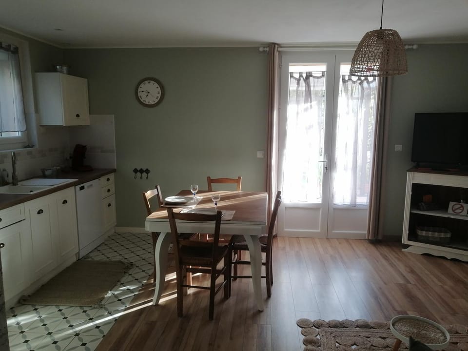 La maison de 6Fran appartement 2 chaleureux et calme ambiance familiale Apartment in Occitanie