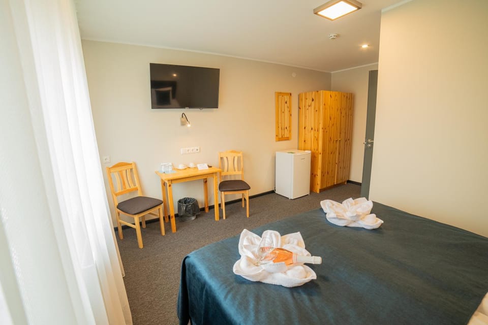 Bed, TV and multimedia, Photo of the whole room, Seating area, Bedroom, towels