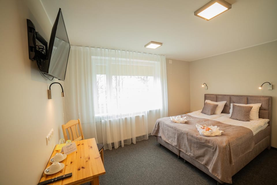Bed, TV and multimedia, Photo of the whole room, Bedroom, towels