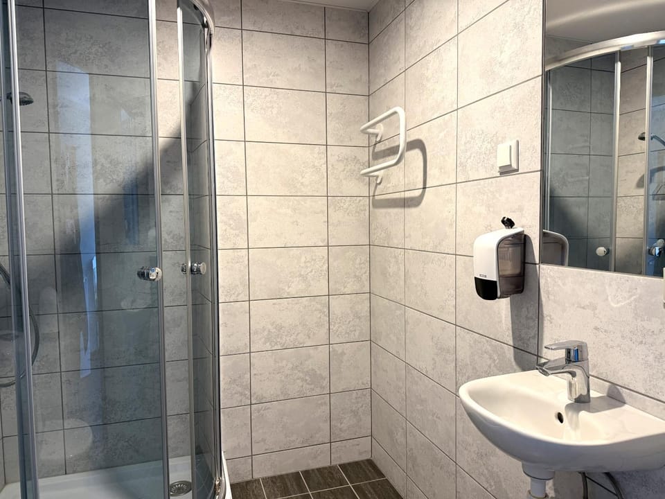 Shower, Toilet