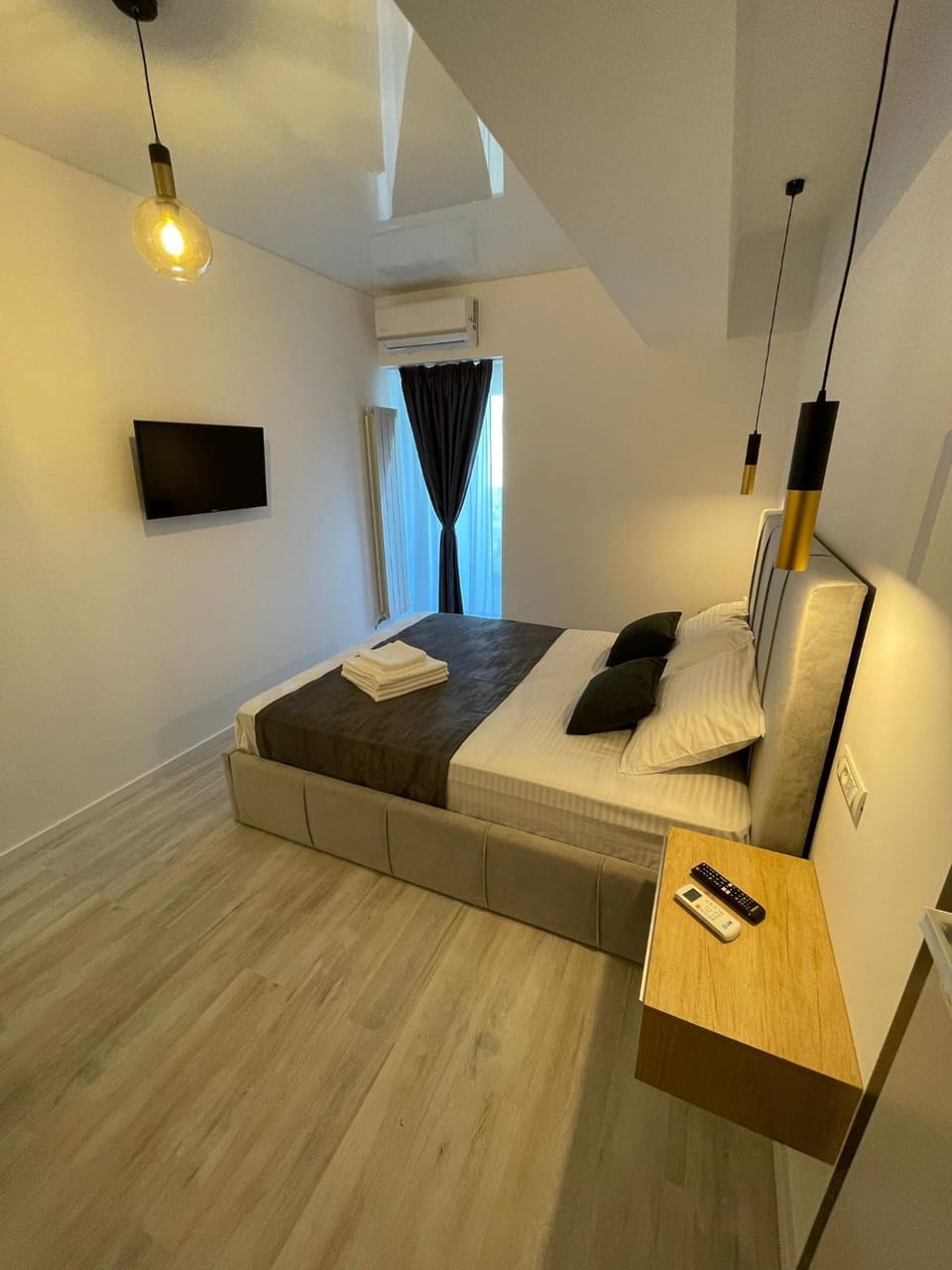 Bed, TV and multimedia, Balcony/Terrace, Bedroom