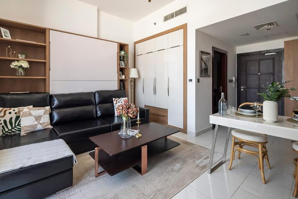 Frank Porter - Starz by Danube Apartment in Dubai