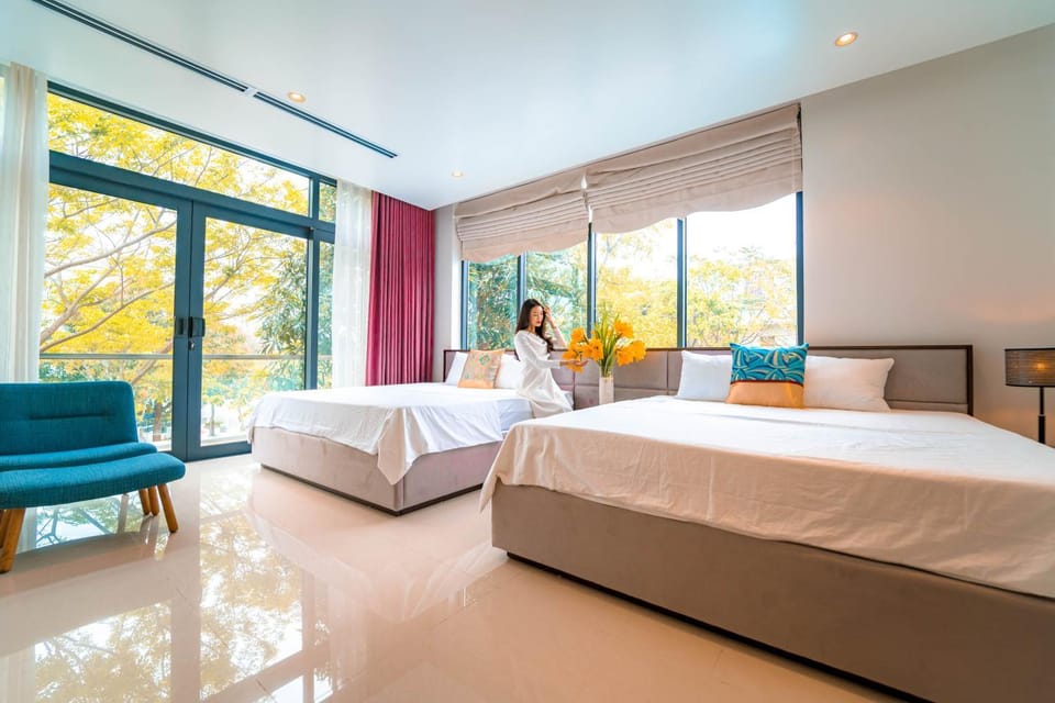 Bed, Photo of the whole room, Bedroom, Quiet street view
