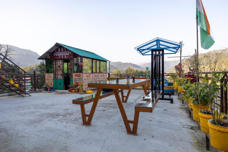 Property building, Restaurant/places to eat, Balcony/Terrace