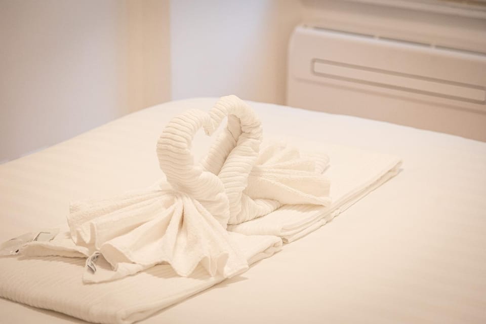 Photo of the whole room, Bedroom, towels