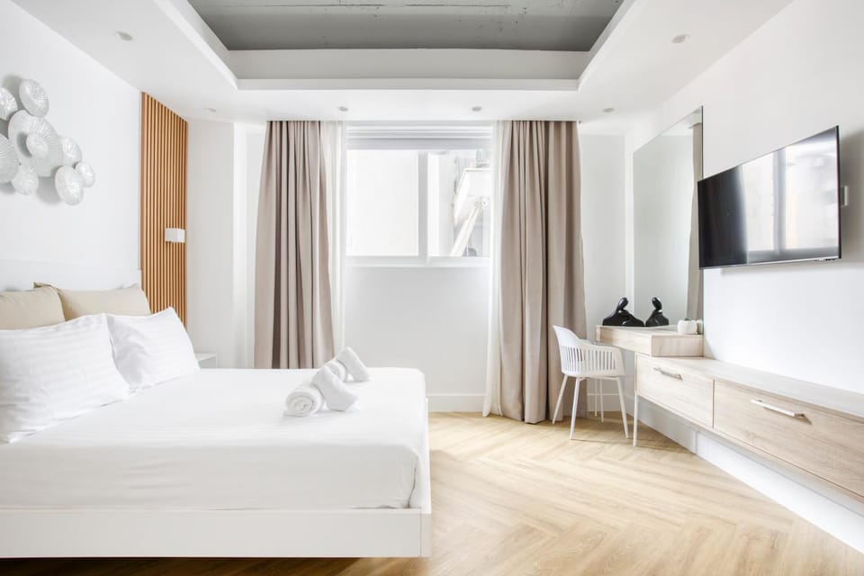 Bed, TV and multimedia, Decorative detail, Seating area, Bedroom, towels