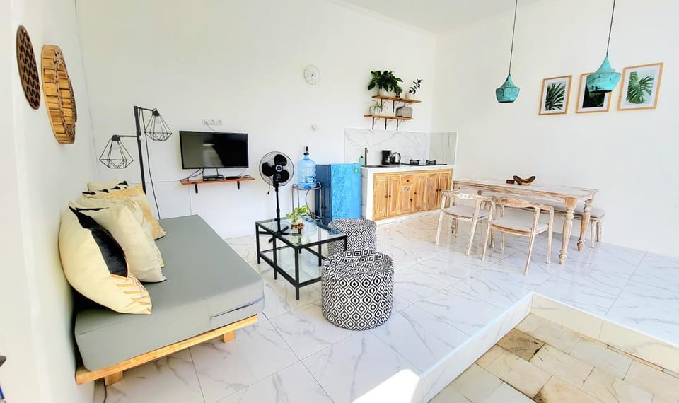 Kitchen or kitchenette, Living room, Seating area, Dining area