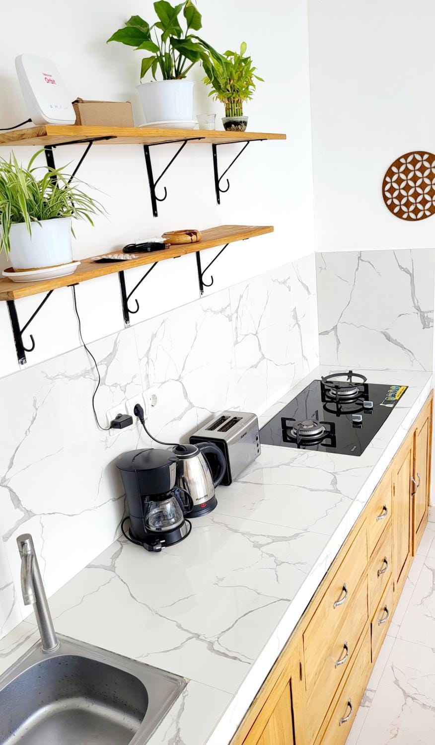 Coffee/tea facilities, Kitchen or kitchenette, stove