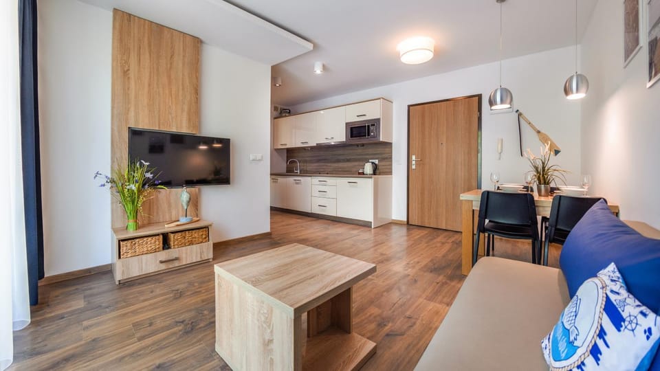 TV and multimedia, Kitchen or kitchenette, Living room, Seating area, Dining area