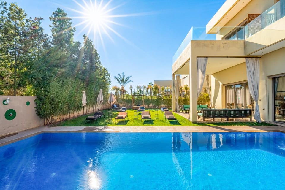 Patio, Swimming pool, sunbed