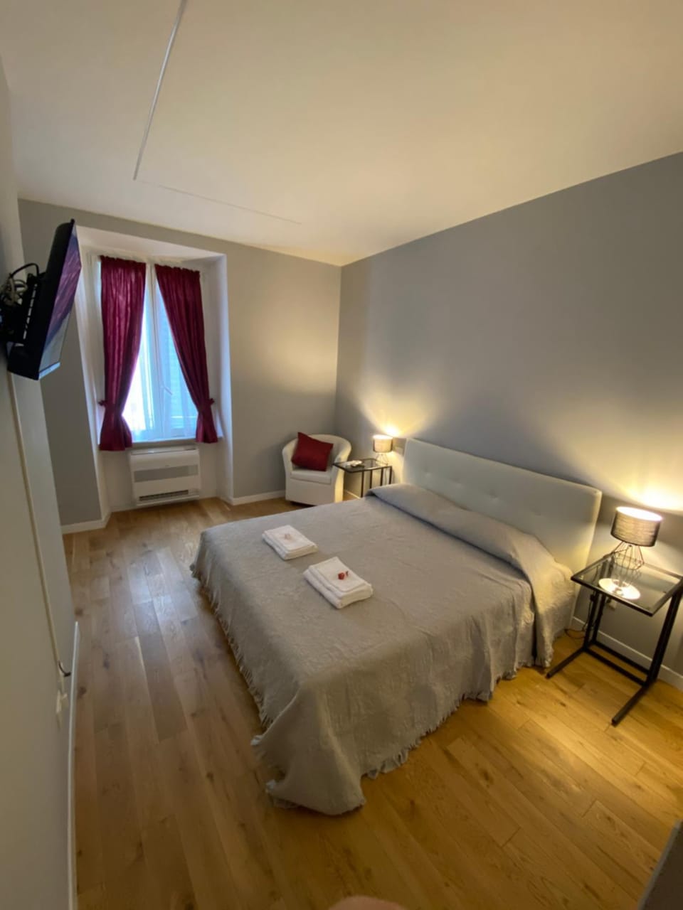 Property building, Bed, TV and multimedia, Photo of the whole room, Bedroom, air conditioner
