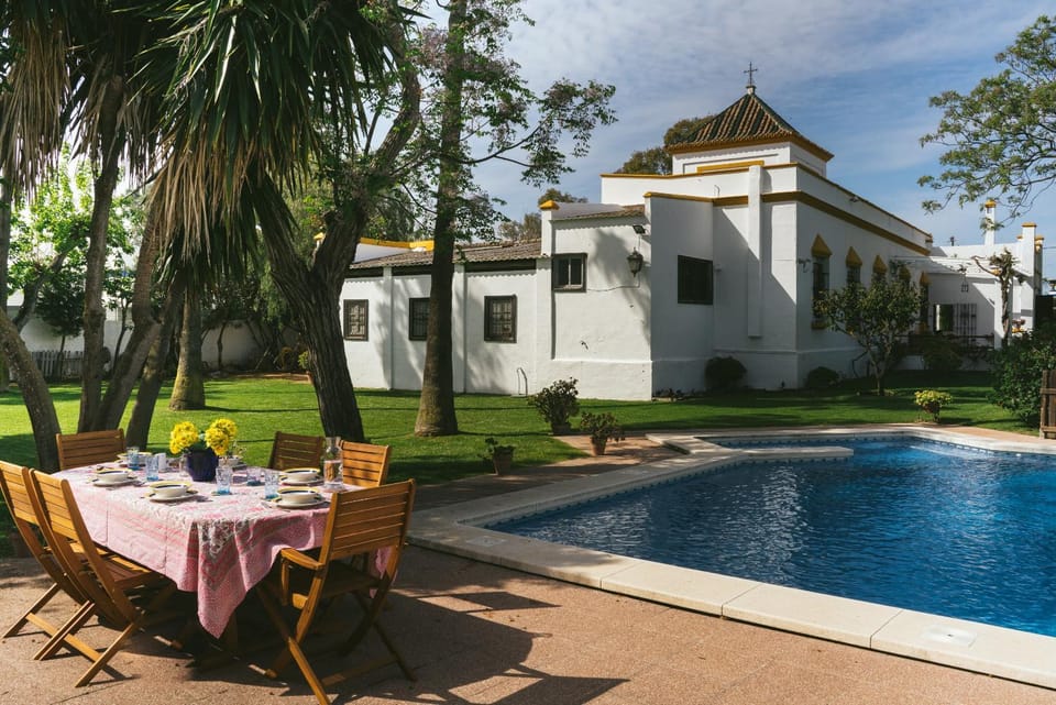 Property building, Dining area, Swimming pool, Swimming pool