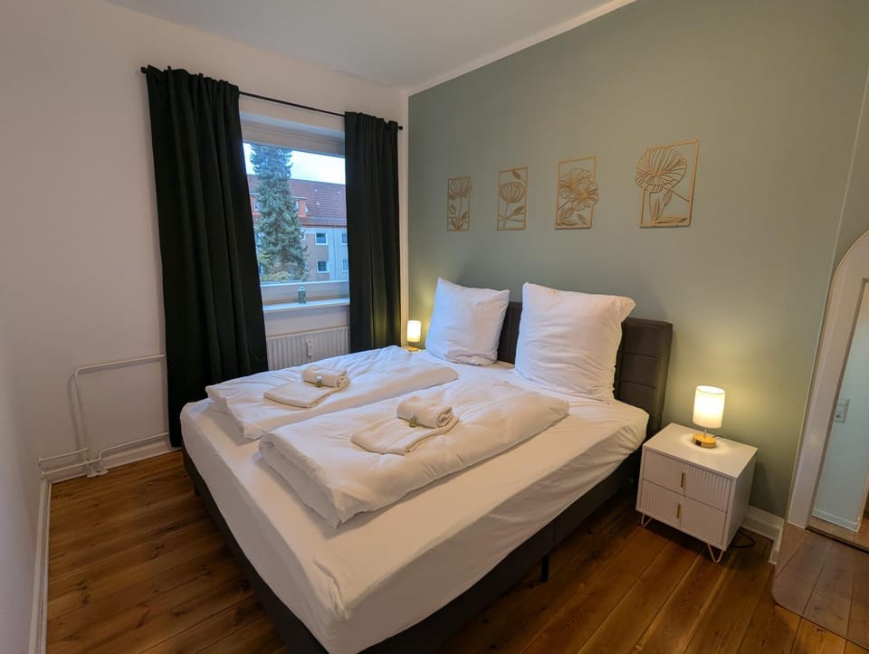 Bed, Photo of the whole room, Bedroom, towels