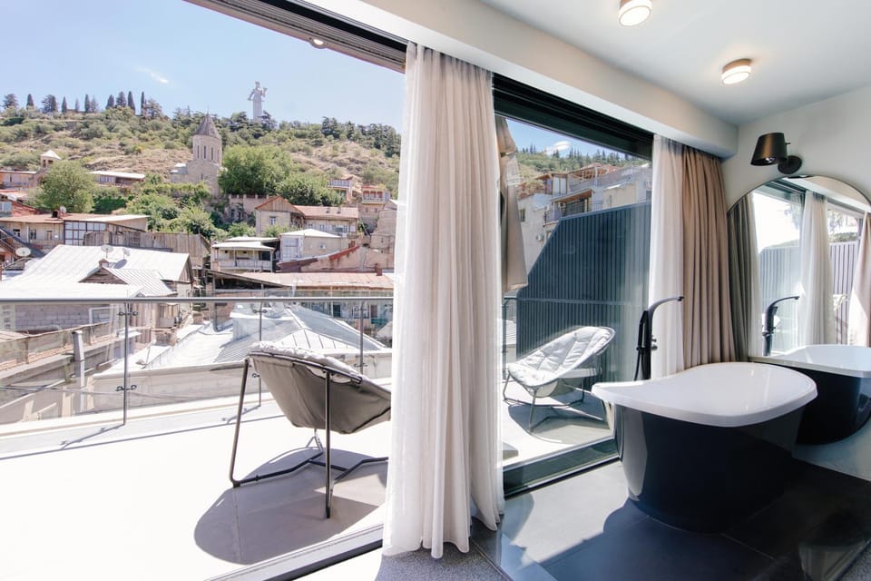View (from property/room), Balcony/Terrace, Bath
