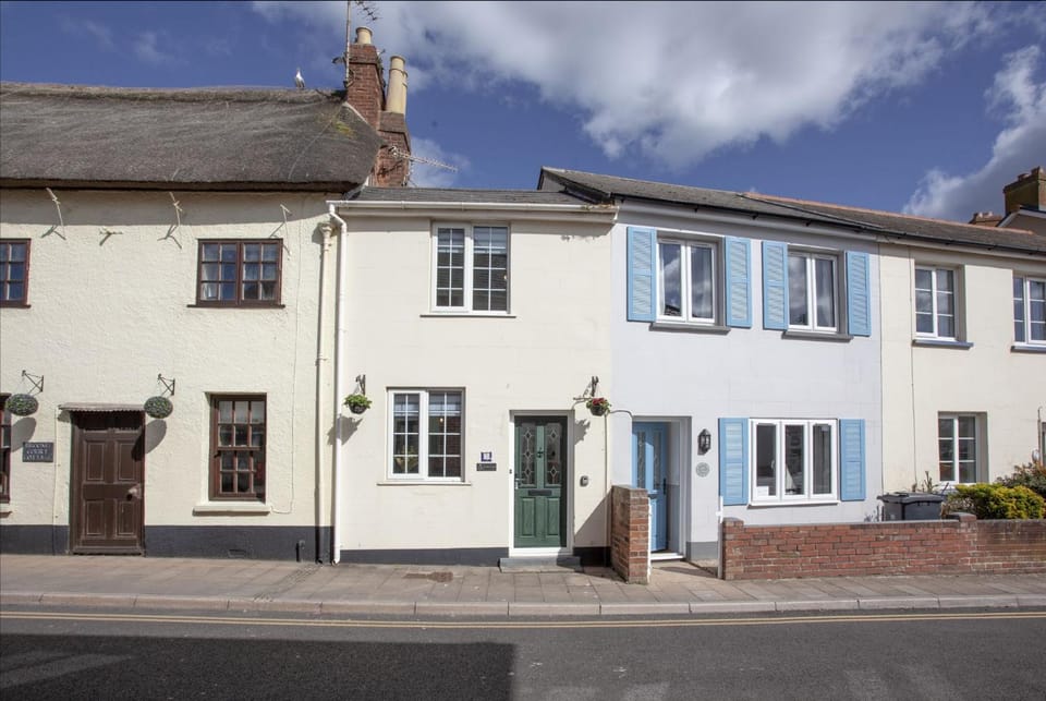 Property building, Facade/entrance, Day, Neighbourhood, Street view