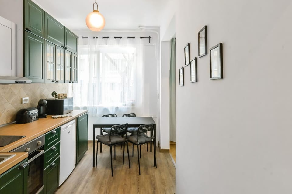 Coffee/tea facilities, Kitchen or kitchenette, Photo of the whole room, Seating area, Dining area, microwave, oven, pet friendly, stove