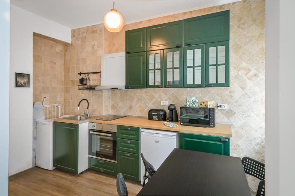 Coffee/tea facilities, Kitchen or kitchenette, Photo of the whole room, Seating area, Dining area, flat iron, microwave, minibar, oven, stove, toaster, washing machine