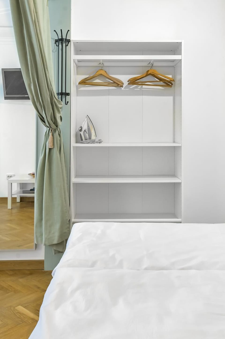 Bed, TV and multimedia, Photo of the whole room, Bedroom, flat iron, towels, wardrobe