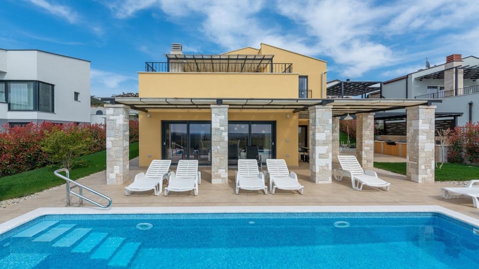 Property building, Garden, Balcony/Terrace, Swimming pool