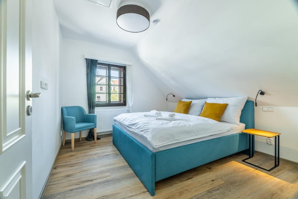 Bed, Bedroom, towels