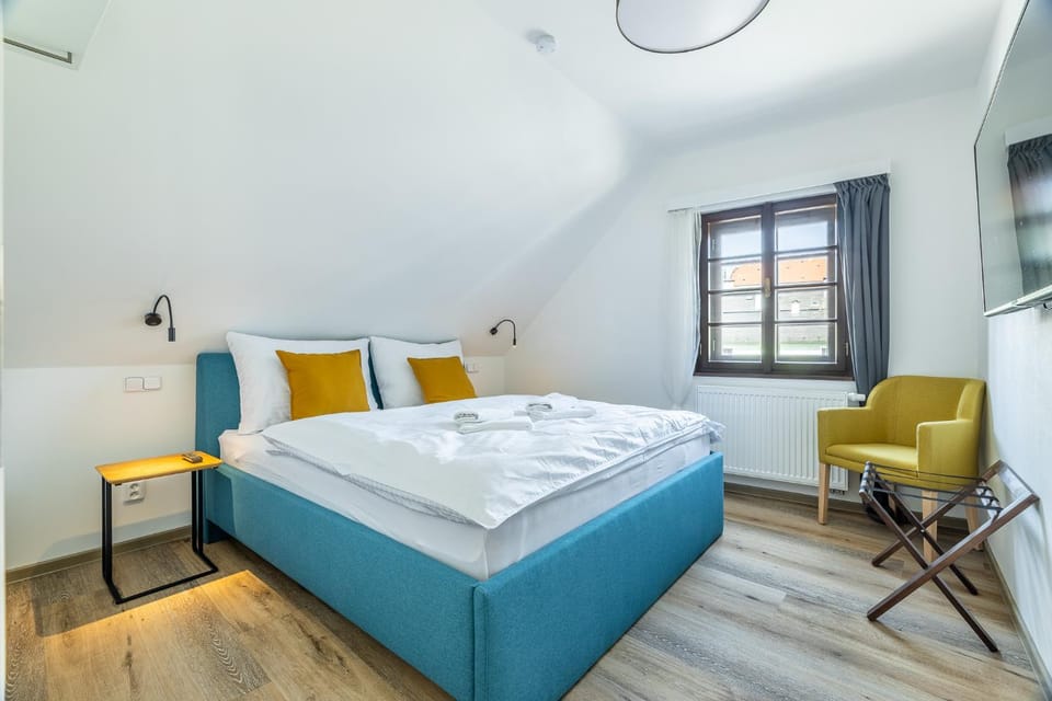 Bed, TV and multimedia, Bedroom, towels