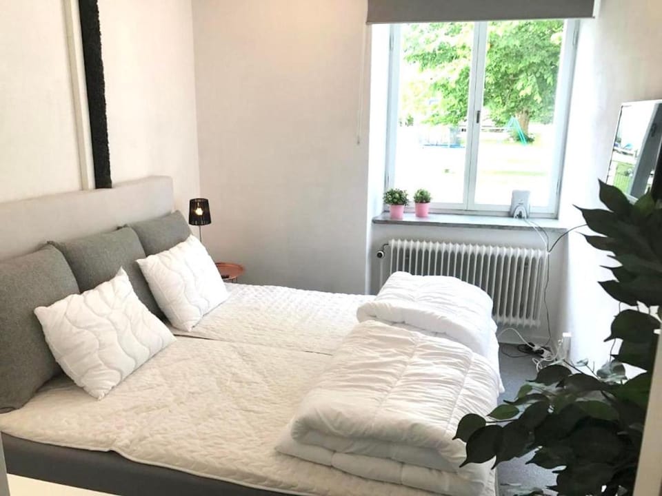 Bed, View (from property/room), Bedroom, Quiet street view