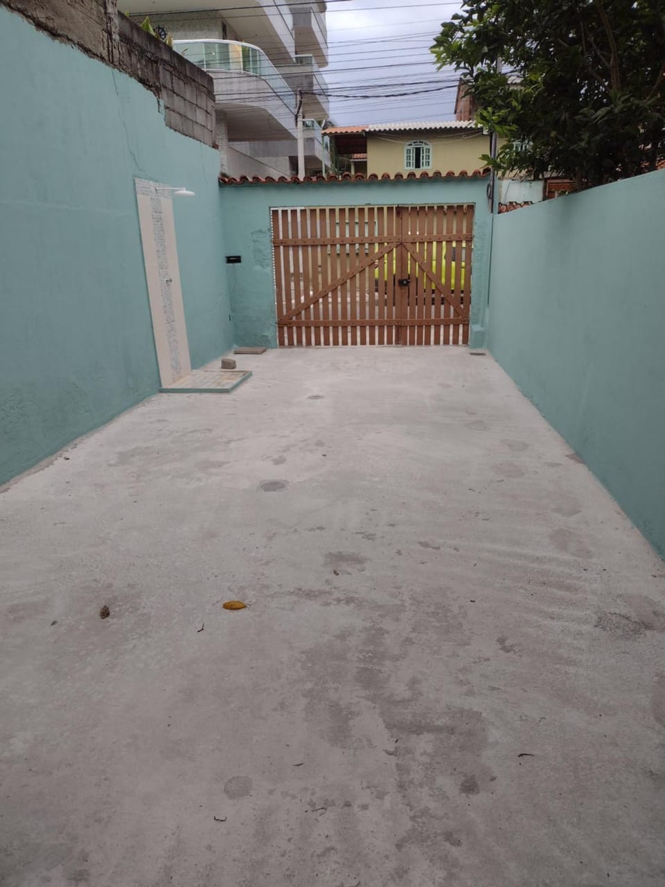 Shower, Facade/entrance