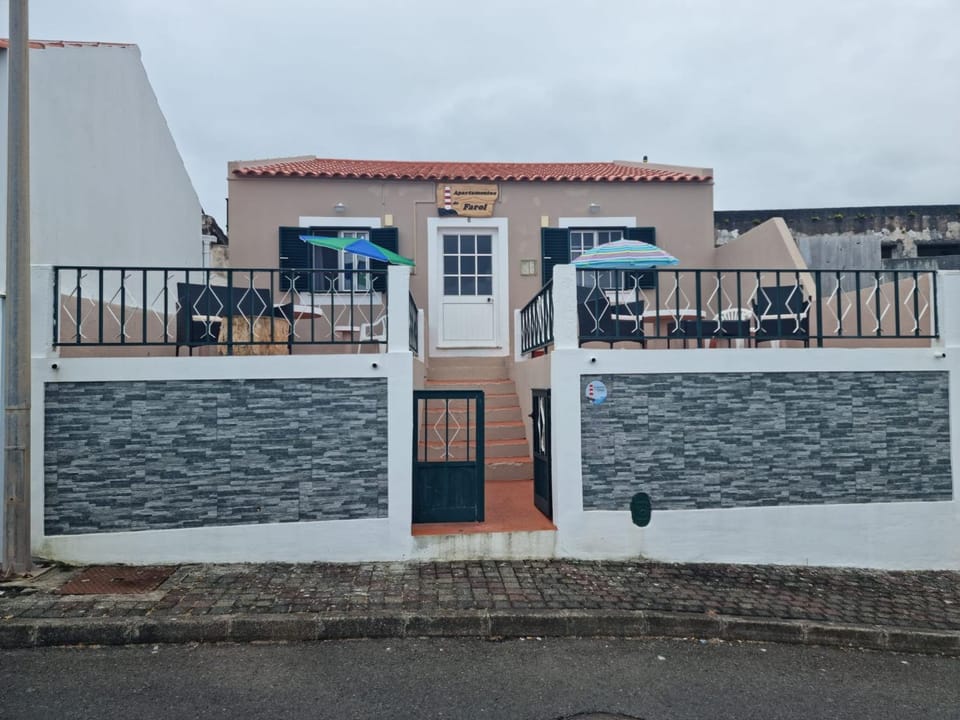 Property building, Facade/entrance, Property logo or sign, Balcony/Terrace