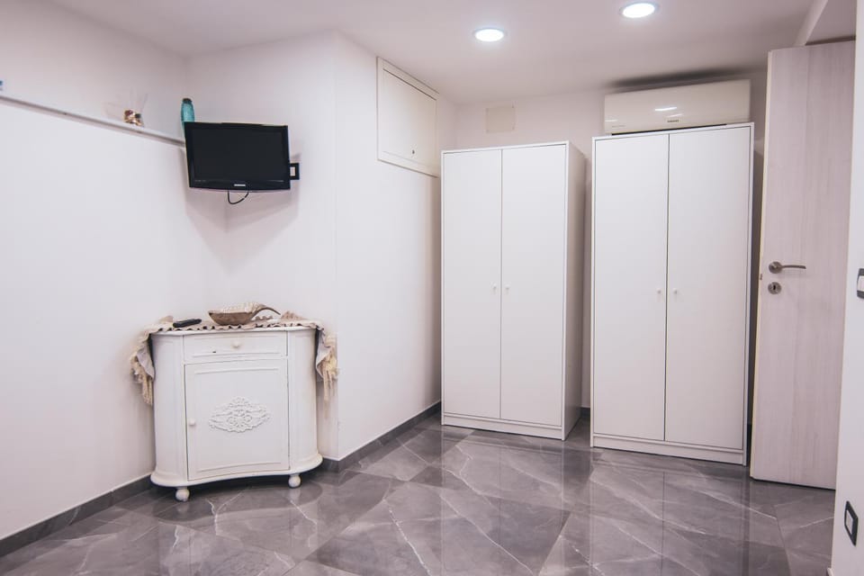 TV and multimedia, Kitchen or kitchenette, wardrobe, air conditioner