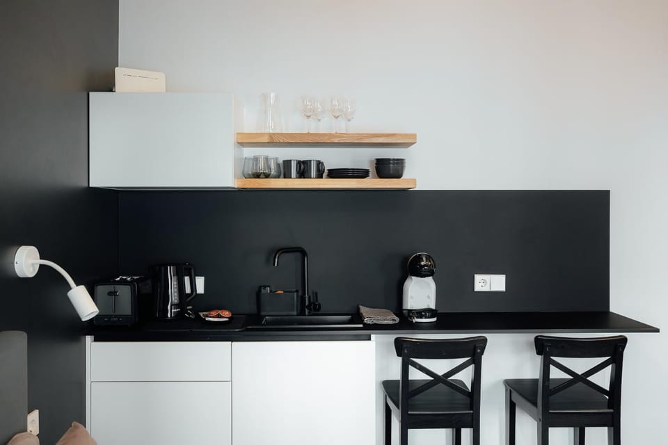 Coffee/tea facilities, Kitchen or kitchenette, Dining area, microwave, toaster